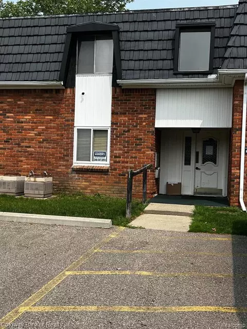 1840 Colonial Village Way #1, Waterford, MI 48328