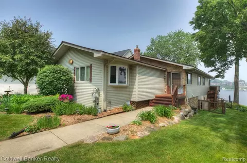 2156 Fernlock Dr, Oxford, MI 48371