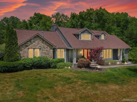 734 Edgewood Dr, Rochester, MI 48306