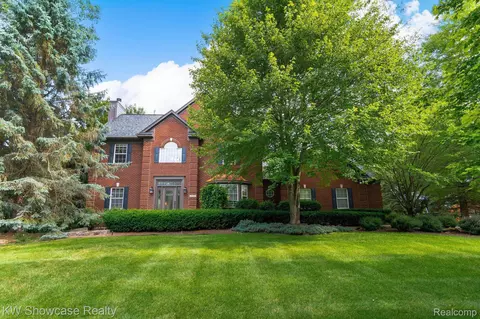 6103 Rosewood Pkwy, White Lake, MI 48383