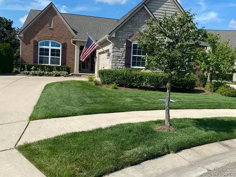 4020 Ardsley Ct, Clarkston, MI 48348