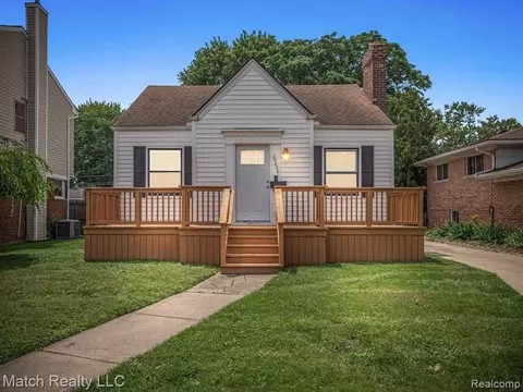 22420 Pointe Dr, Saint Clair Shores, MI 48081