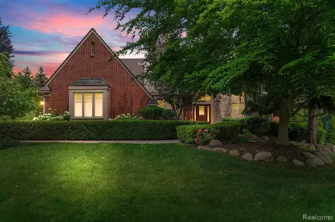 2356 Oak Ridge Dr, Troy, MI 48098