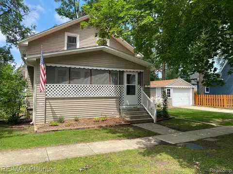 322 S Center St S, Howell, MI 48843