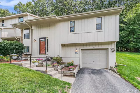 442 Forest Dr, Brighton, MI 48116