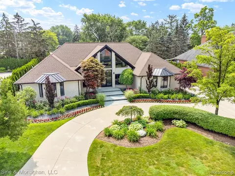 17964 Viola Ln, Clinton Township, MI 48036