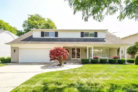 569 Perrien Pl, Grosse Pointe Woods, MI 48236