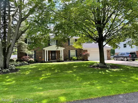 5439 Deerfield Village Dr, West Bloomfield, MI 48322