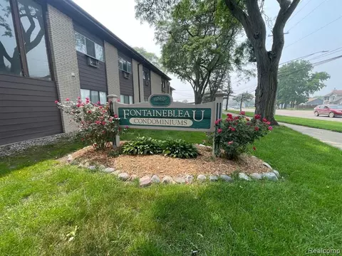 995 N Cass Lake Rd #220, Waterford, MI 48328