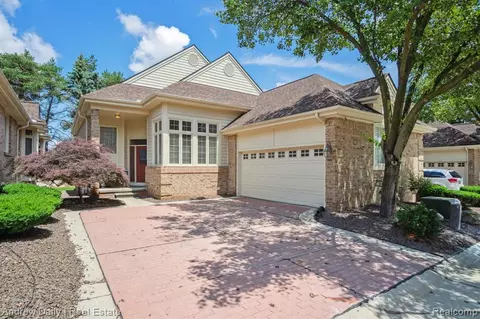 38118 N Vista Dr, Livonia, MI 48152