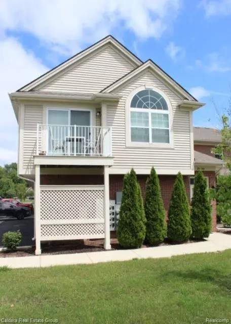 28248 S Pointe Ln, New Baltimore, MI 48051