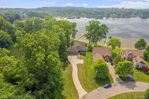 172 Edgelake Dr, Waterford, MI 48327