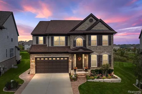 4705 N Stonegate Cir, Lake Orion, MI 48359