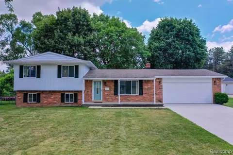 94 1st St, Oxford, MI 48371