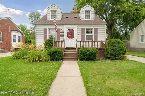 19447 Elkhart St, Harper Woods, MI 48225