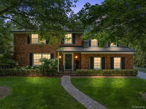 3585 Roland Dr, Bloomfield Hills, MI 48301