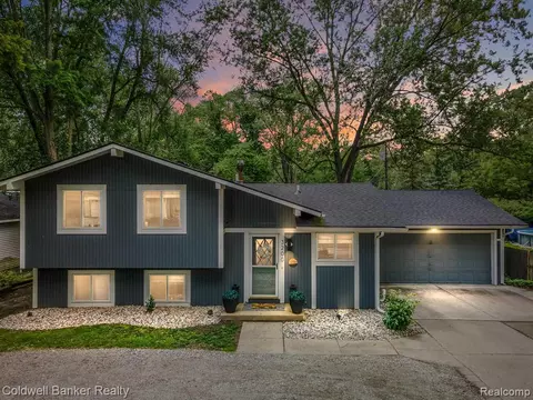 3200 Newton Rd, Commerce Twp, MI 48382