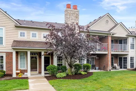 52061 Naugatuck Dr, Macomb, MI 48042