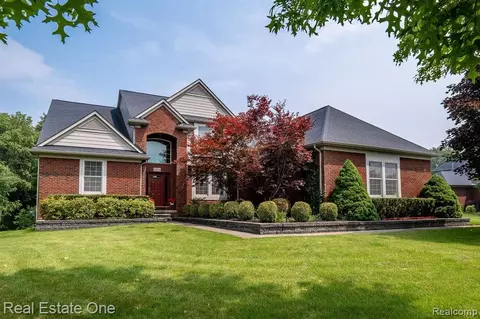 4934 Menominee Ln, Clarkston, MI 48348