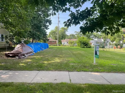 325 2nd St, South Lyon, MI 48178