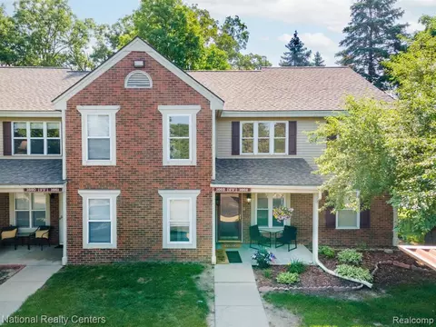 1663 Emerson Cir, Rochester Hills, MI 48307