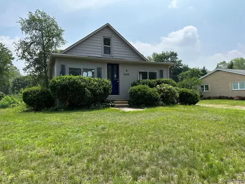 1044 Bayfield St, Lake Orion, MI 48362