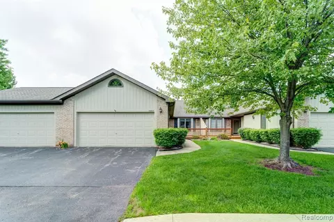33863 Oakwood Dr, Sterling Heights, MI 48312
