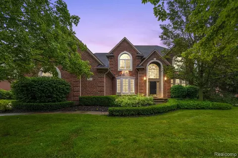 1143 Autumnview Dr, Rochester, MI 48307