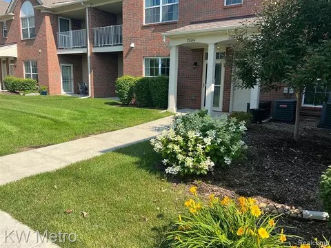 28264 S Pointe Ln, New Baltimore, MI 48051