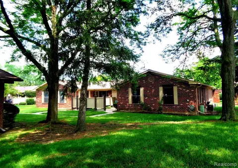 2769 Roundtree Dr, Troy, MI 48083