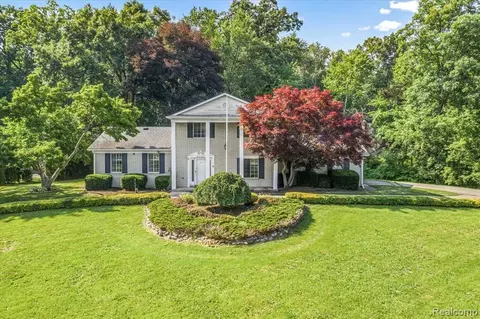 4596 Mount Brighton Dr, Brighton, MI 48116