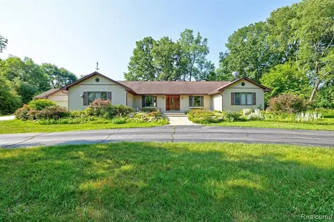 6375 Fireside Ct, Clarkston, MI 48348