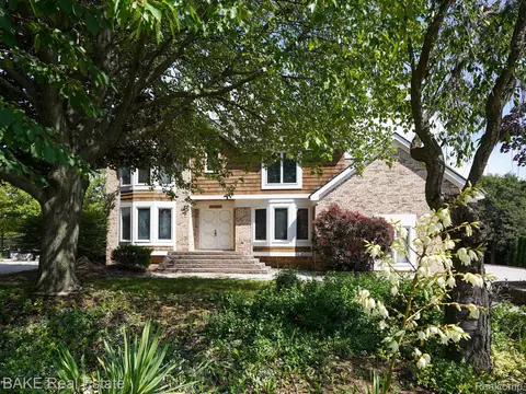 17514 Farmcrest Ln, Northville, MI 48168