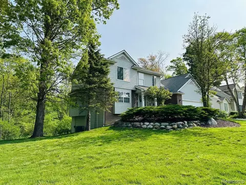 1861 Spruce Dr, Commerce Twp, MI 48390