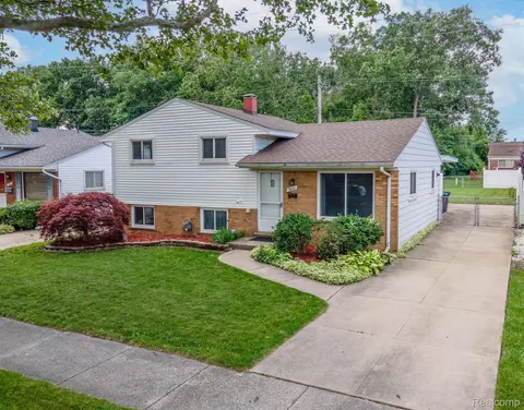 9692 Mueller St, Taylor, MI 48180