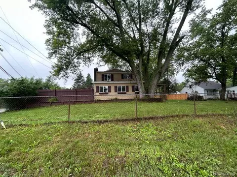 5701 Carroll Lake Rd, Commerce Twp, MI 48382