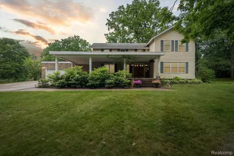 7600 Crosby Lake Rd, White Lake, MI 48386