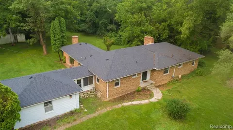 24001 Gleneyrie Dr, Southfield, MI 48033
