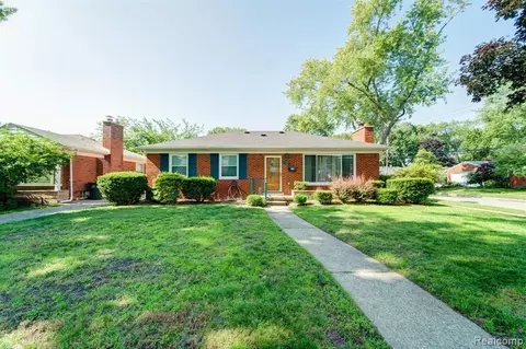 21900 Edmunton St, Saint Clair Shores, MI 48080