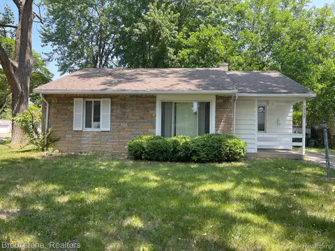 10280 Albany St, Oak Park, MI 48237