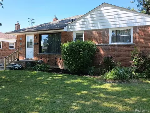25135 Barbara St, Roseville, MI 48066