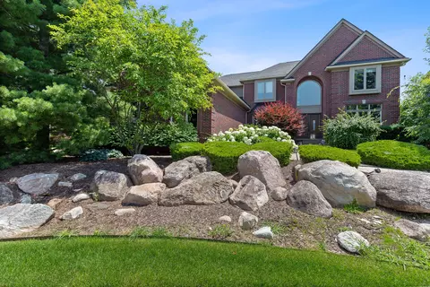 1701 Applebrook Dr, Commerce, MI 48382