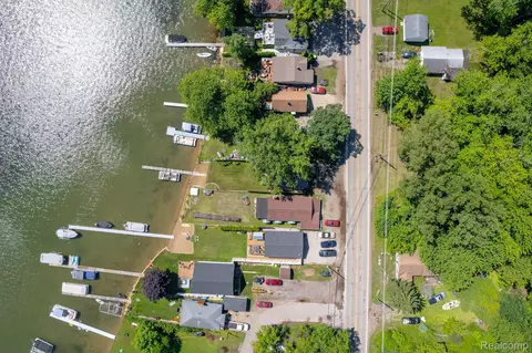 2876 N Duck Lake Rd, Highland, MI 48356