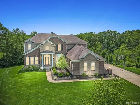 3105 Park Meadow Dr, Lake Orion, MI 48362
