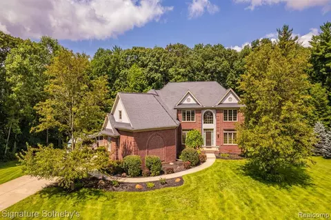 796 Pinery Blvd, Lake Orion, MI 48362
