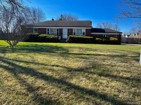 19110 Frazho Rd, Roseville, MI 48066