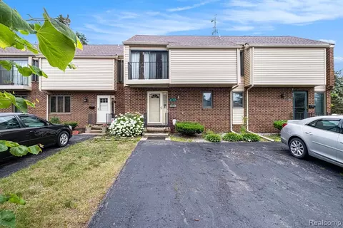 2137 Village West Dr S, Lapeer, MI 48446