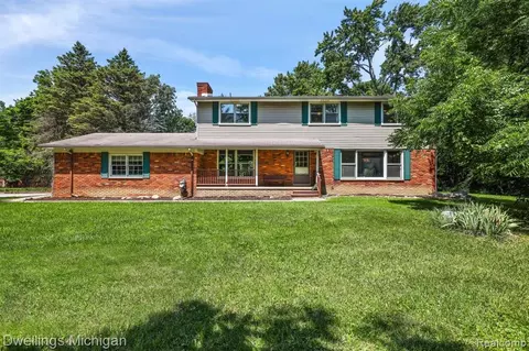 45780 W Pontiac Trl, Commerce Twp, MI 48390