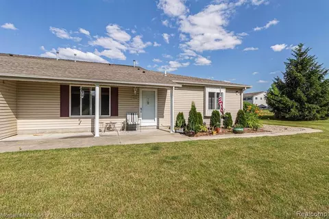 9342 Parkview Cir, Grand Blanc, MI 48439
