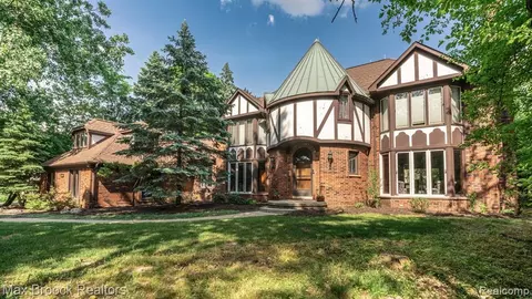 3465 Blossom Ln, Bloomfield Hills, MI 48302